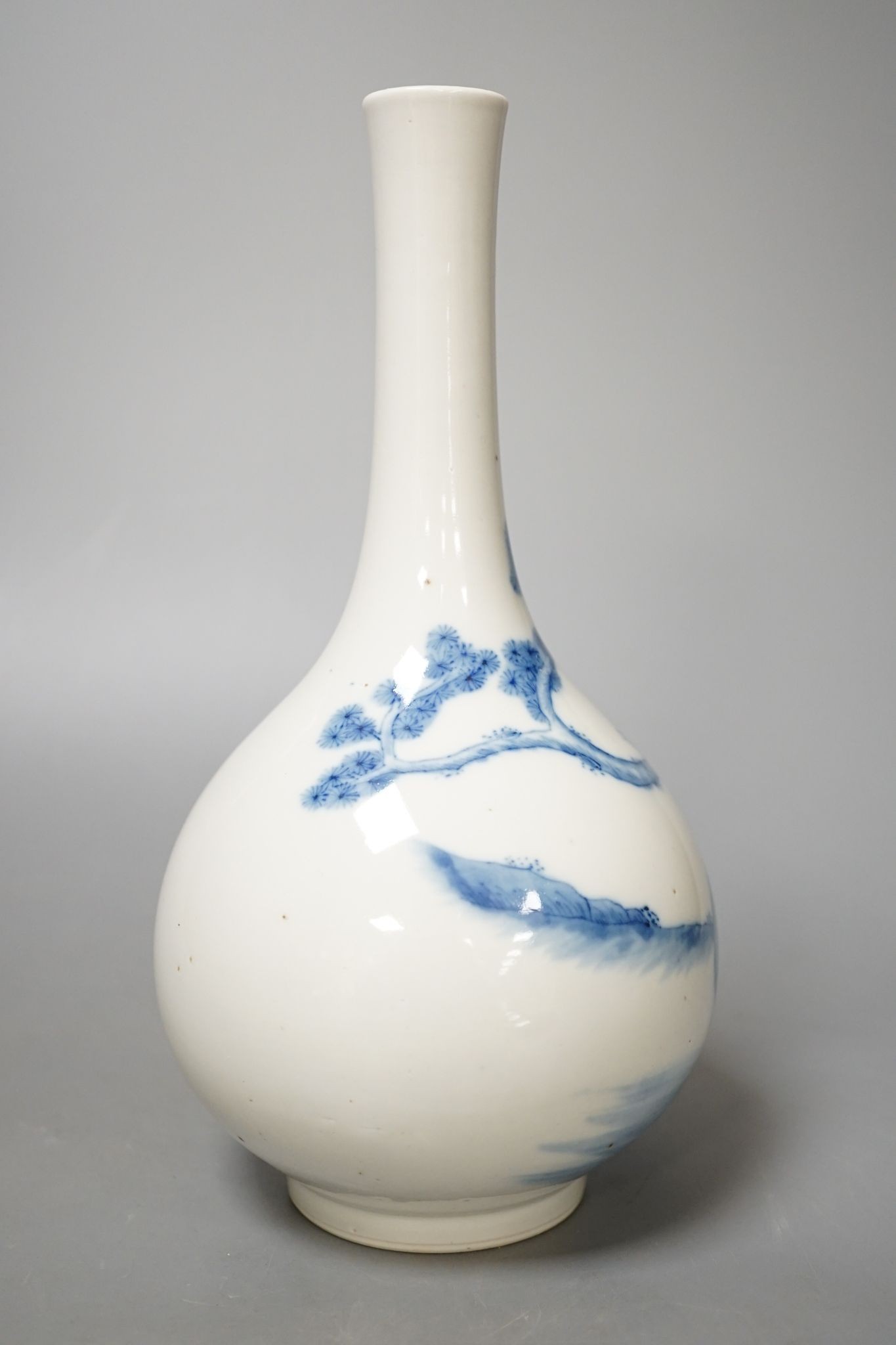 A Chinese blue and white vase 24cm